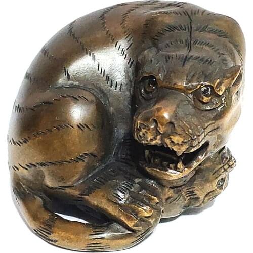 Y7146 - 2" Hand Carved Japanese Boxwood Nettsuke: Tiger Mom and Baby Figurine Carving