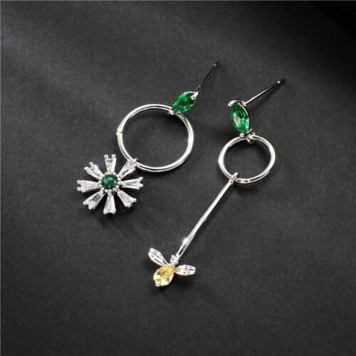 HUAMI 2020 Ins Hot Sale Women Earrings Accessories Jewelry Asymmetry Bees Flower Round Simple Hoop Earrings Gift For Girlfriend