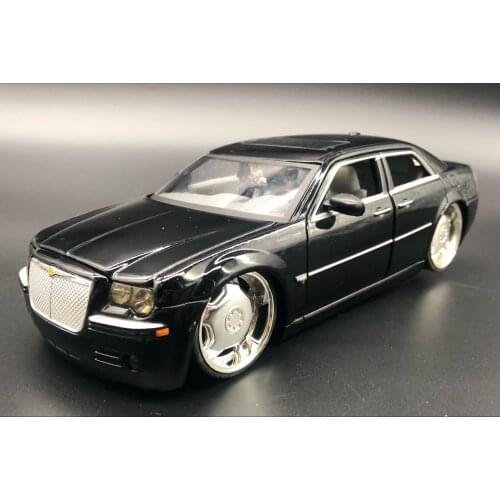 JADA 1/24 Chrysler 300C 5.7L V8 engine classic Metal Diecast Model Business car adult collection ornaments