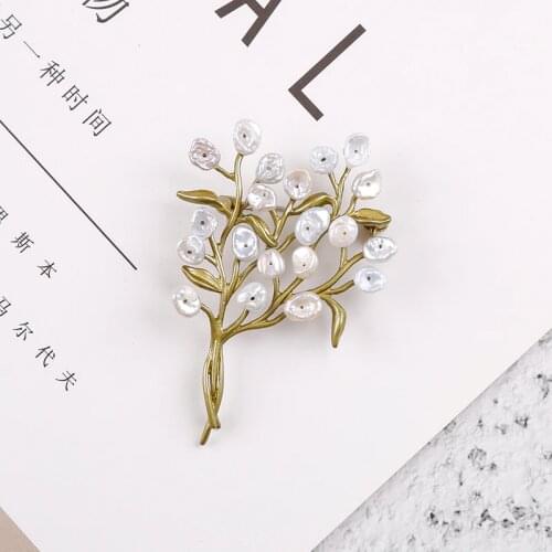 Vanssey Vintage Fashion Baby Breath Flower Leaf Natural Pearl Green Coating Copper Brooch Pin Party Wedding Accessory for Women