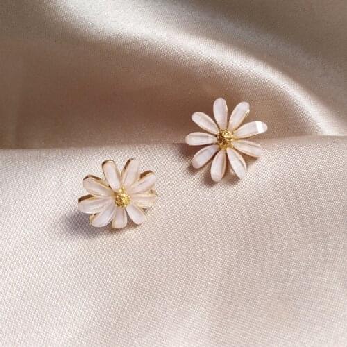 Women Spring Summer Temperament Small Fresh White Flowers Clip On Earrings Simple Small Daisy Earrings Pierced Ear Clip Female