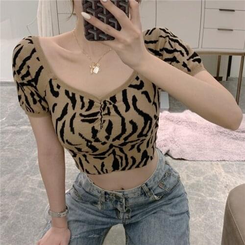 2021 summer new Korean version simple design sense minority temperament V-neck leopard print short sleeve versatile top womens