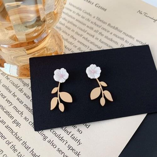 Fashion Shell Flower Stud Earrings for Women Temperament Metal Leaf Fresh Plants Shape Female Ear Jewelry Gifts