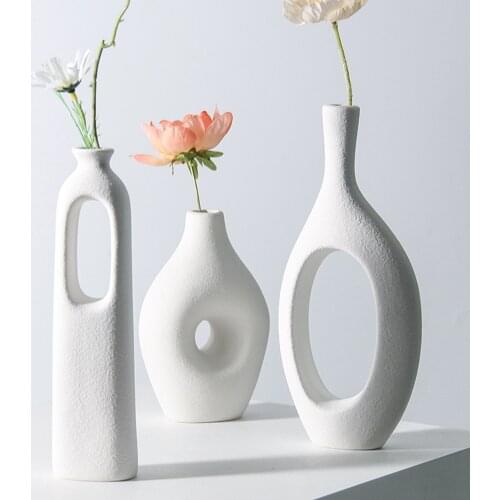 Nordic Creative White Porcelain Flower Vase Ceramic Vases Donut Hollow Dry Flower Arrangement Vase for Living Room Decoration
