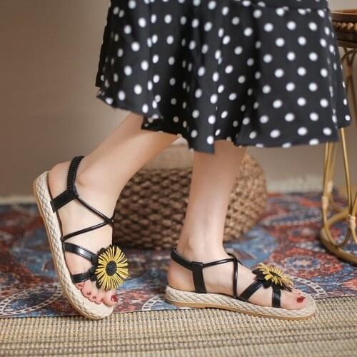 Ladies Sandals Flat Shoes Solid Color Comfortable Womens Shoes Cross Straps Beach Shoes Flower Decoration Womens Sandals