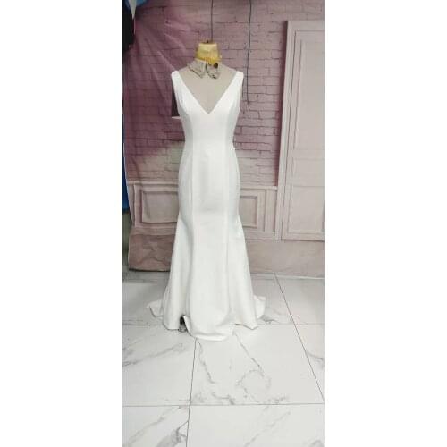 Elegant Long V-Neck Mermaid Wedding Dresses Sleeveless Sweep Length Pleated White V Back with Buttons Ivory Bridal Gowns Women