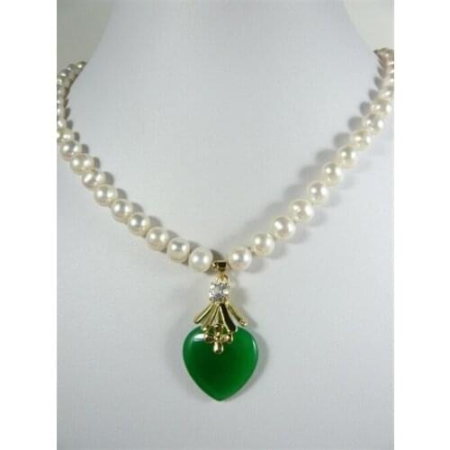Pretty 7-8mm white pearl +green heart Jade pendant necklace