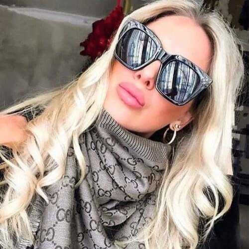 Classic Retro Brand Sunglasses Women Trendy Blue Pink Shades Metal Rivet Decoration Square Sun glasses Female zonnebril dames