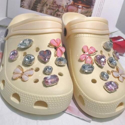 Luxury Rhinestone DIY Shoes Charms for Croc Pink Butterfly Clog Shoes Buckle Hot Sale Croc Charms Designer Vintage Punk Style