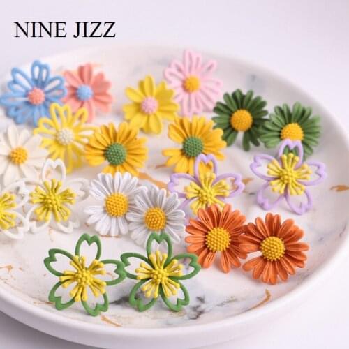 NINEJIZZ Small Daisy Flower Earrings Irregular Daisy Flower Stud Earrings For Women Cute Sweet Small Fresh Petal Stud Earrings