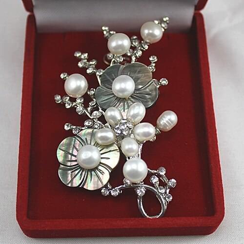 Wholesale Refined and elegant white natural freshwater pearl flower brooch