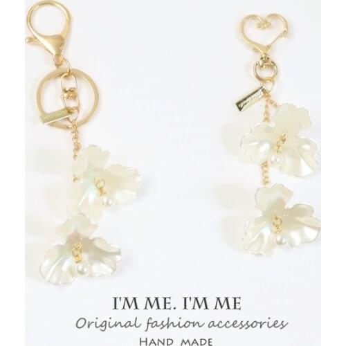 2021 Elegant Daisy Flower Imitated Pearl Gold Plated Keychain For Women Key Chains Ring Car Bag Pendent Accessories D668