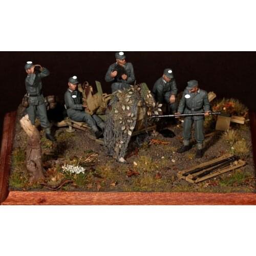 5 German soldiers in World War II need to assemble and paint by themselves 1:35