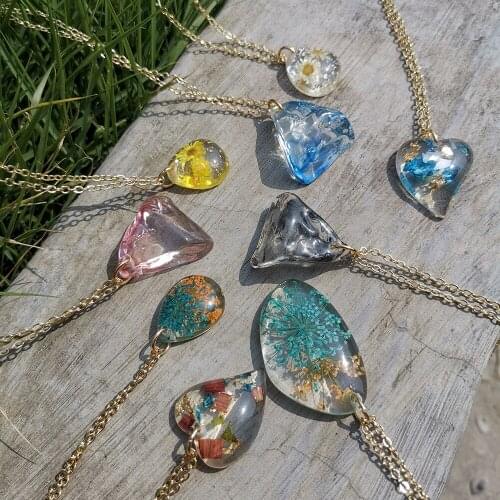 Fashion Transparent Resin Heart Pendant Necklaces Colorful Dried Flower Geometric Necklaces for Women Girls Party Jewelry Gift