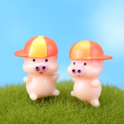 ZOCDOU 1 Piece Pig Cartoon Pigling Safety Hat Safety Piglet China HongKong Small Figurine Crafts Ornament Miniatures Decoration