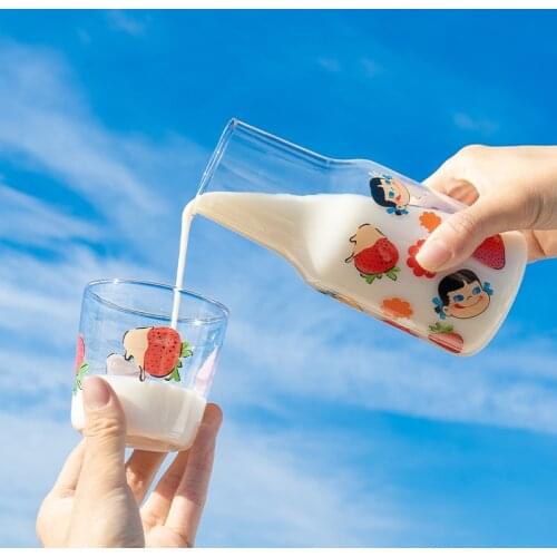 Beautiful girl drink milk strawberry cup girl heart cup student breakfast cup heat resistant water cup gift