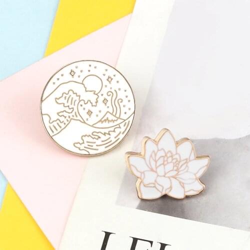 White Lotus Wave Round Brooches Vintage Seaside Ocean Waves Flower Plant Enamel Pin Bag Shirt Lapel Pins Badges Fashion Jewelry
