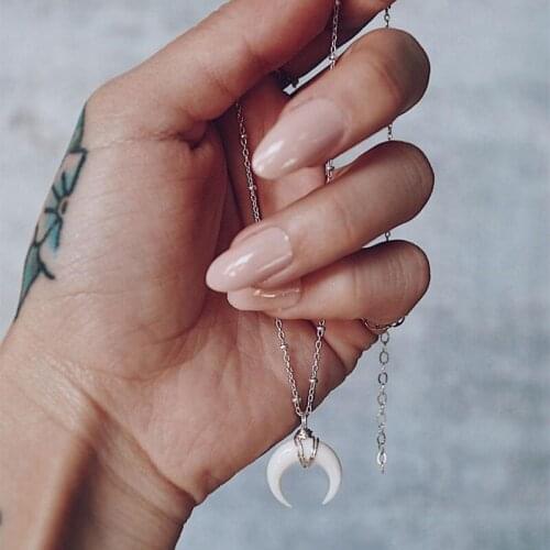 Bohemian Style Resin Acrylic Ox Horn Crescent Moon Pendant Necklaces for Men Women Vintage Jewelry Clavicle Necklace Jewelry