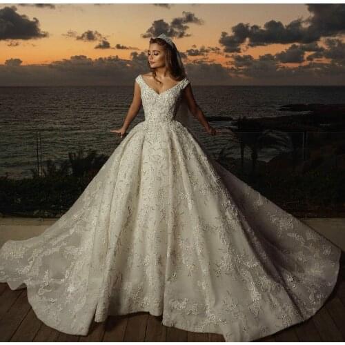 Elegant Princess Ball Gown Wedding Dresses V Neck Lace Appliques Sequin Beads Short Sleeve Bridal Gowns Illusion 3D Floral Bride