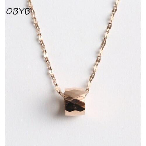 Korean Version Classic Stainless Steel Choker Necklace for Women‘s Round Ring Geometric Pendant Necklace Lip Chain Jewelry Gifts