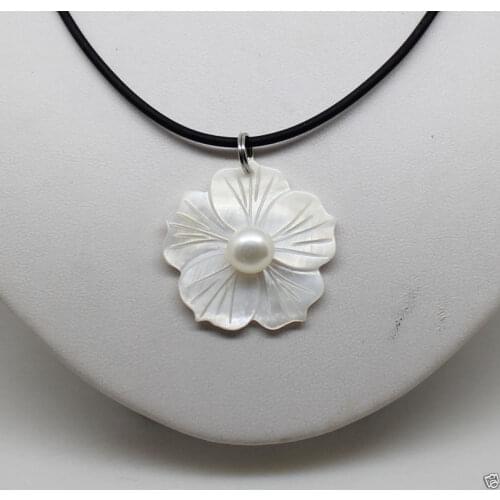 Fashion New Natural White Freshwater Mother Of Pearl Shell Flower Pendant