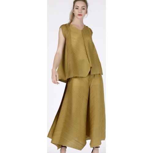 New and big brand design sleeve V-neck T-shirt + loose wide-legged trousers pleat series suit pants set MIYAKE