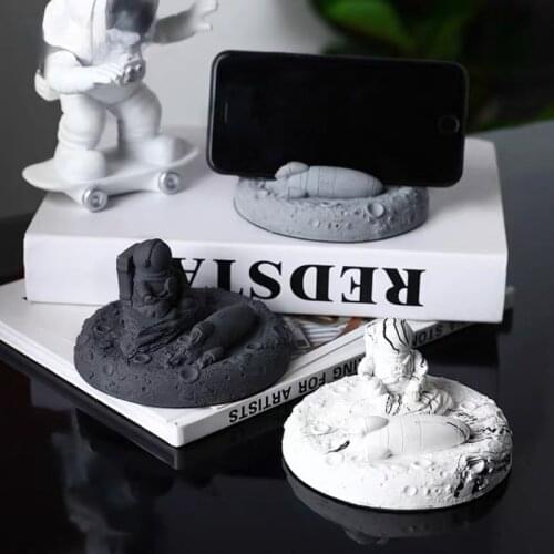 Simple Phone Holder Astronaut Decoration Phone holder Phone Accessories Desktop Decoration For Phone Tablet Computer Stand