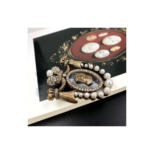 Palace style beauty head cut crystal pearl brooch