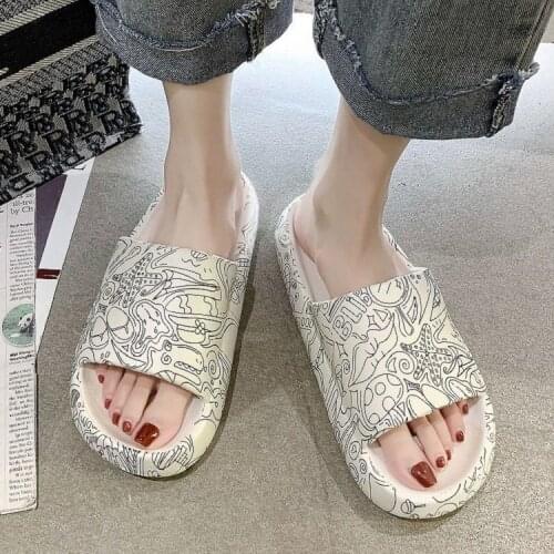 A sense of stepping on excrement fashionable Street sandals women wear graffiti anti slip thick soled beach shoes in summer