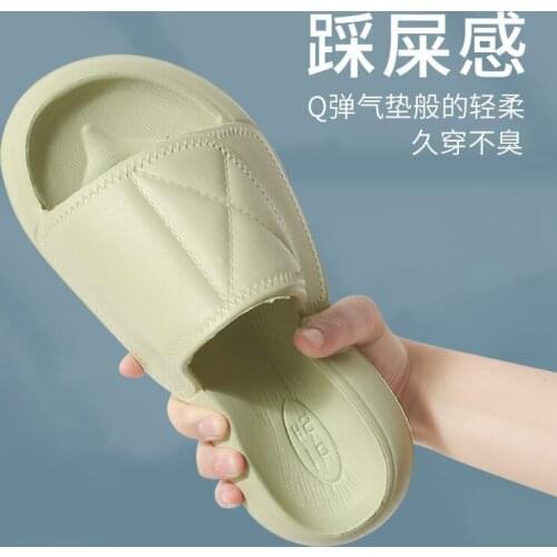 Excrement are womens anti-slip couples at home in summer, and men wear slippers outside the bathroom with a thick bottom