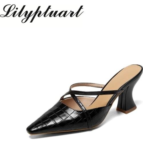 In the summer of 2021, womens new leather thick-heeled Baotou slippers are fashionable, comfortable and wear-resistant slippers