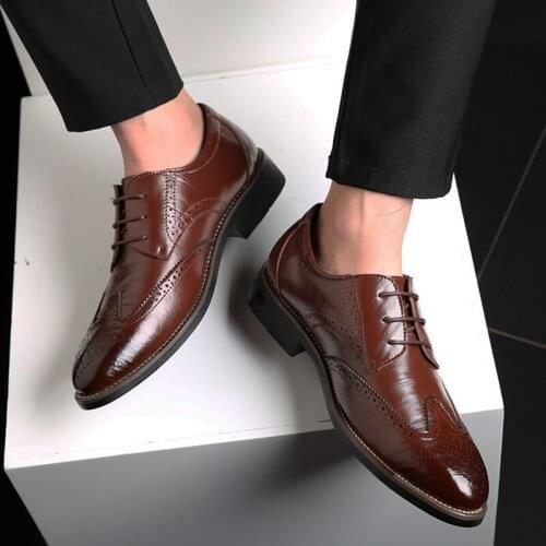Engraved Business Dress Shoes Men Leather Oxfords Wedding Party Shoes Male British Breathable Pointed Shoes