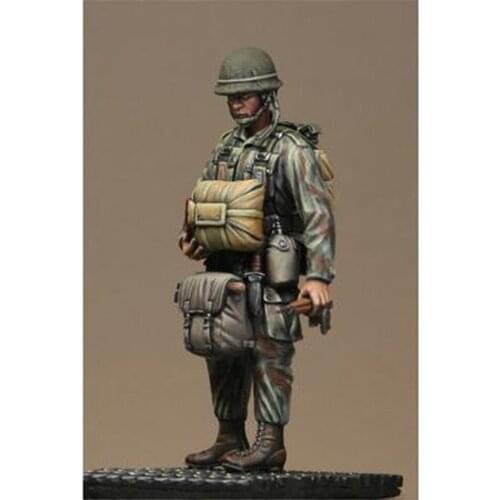 1/24 Scale Model Resin Kit Soldier Come With Two Heads Assembly Models Figure Resin Kit Model Colorless Self-Assembled Toy