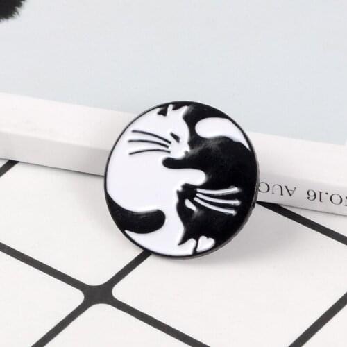 Cat Enamel Pin Black White Yin Yang Cat Brooches Tai Chi Animal Kitten Pins Badge Couples Brooch Lovers Jewelry Gift for Lover