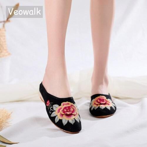 Veowalk Flowers Embroidered Cotton Women Slippers All Seasons Mules Shoes Women Chinese Embroidery Comfortable Ladies Sliders