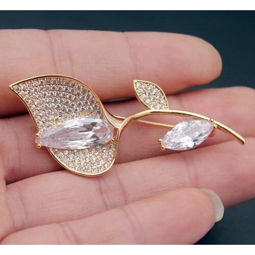 Hermosa Elegant Floral Shaped Brooches Pins Shiny White Zircon Women Fashion Jewelry Brooch Pretty Bridal Wedding Gift