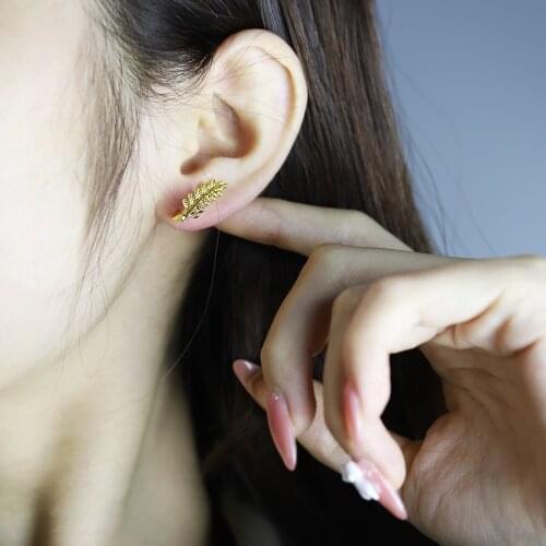 Vintage Exquisite Metal Golden Leaf Hook Earrings Stud Earrings for Women Goth Punk Ear Jewelry Punk Cute Earrings Gift