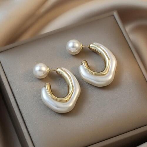 White pearllight plate shaped earrings 2021 new fashion fashion earrings high - class sense imitation pearl earring women