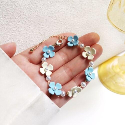 Contrasting color flower bracelet design is about small fresh and fashionable summer jewelry