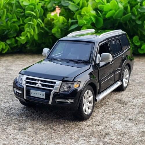 Hot Diecast 1:32 Mitsubishi Pajero Off-Road Miniature Alloy Model Car Metal SUV Vehicle for Children New 2021 Christmas Toy Boys