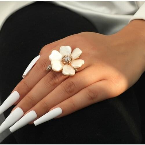 Simple Fashion Gold Color Big White Simulated Pearl Beads Flower Wedding Rings for Women Girls Jewelry