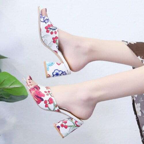 2021 Marca Elegante Estampado De Tacones Gruesos Zapatos De Mujer De Verano Sandalias De Ocio Zapatillas Cómodos Dedos Abiertos