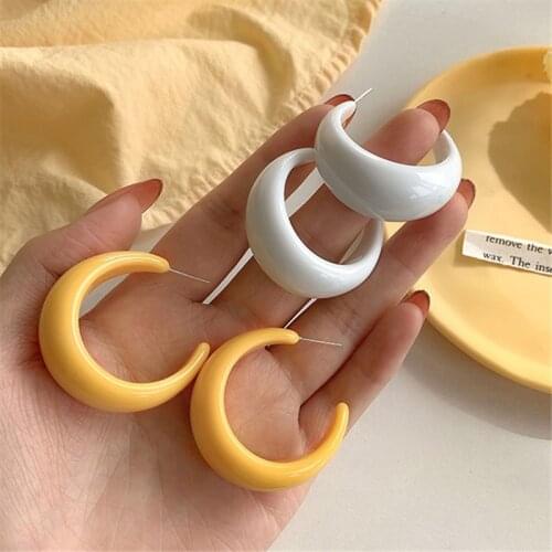 AOMU French Retro Yellow White Acrylic C-Shaped Earrings Simple Irregular Smooth Reflective Geometric Hoop Earrings for Women