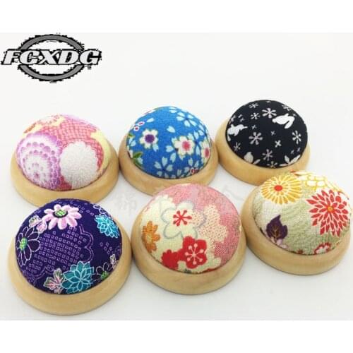 1pcs Random Pattern Sewing Accessories Needle Pincushion Sewing Pincushion Pin Cushion Wood Bottom Sewing Pin Holder Needle Case