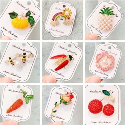 Enamel Crystal Bee Carrot Flower Rose Butterfly Brooches Badges for Women Plant Animal Insect Brooch Pin Jewelry Banquet Decor