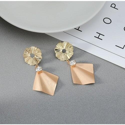 2020 European and American Niche Style Large Fold Contour Earrings Catwalk Fashion Trend Geometric Exaggeration Retro Earrings