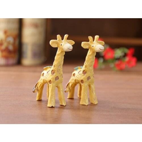Resin giraffe model 4.5x7cm mini giraffe desktop sculpture cabinet Ornament home decorations baby toy a0533