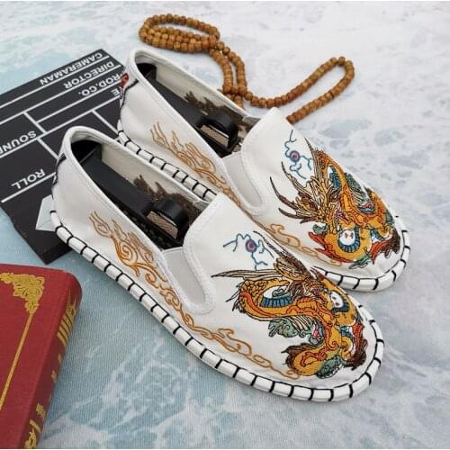 White Fashion Embroider Shoes Men Casual Dragon Pattern Men Loafers Shoes Comfortable Slip On Mens Flat Shoes mocasines hombre