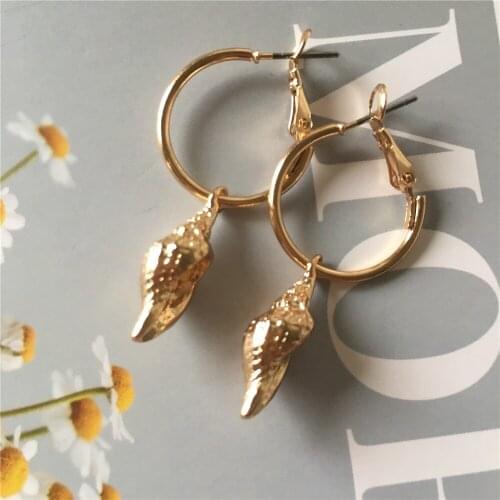 Bohemian Conch Hoop Earrings Medium Size Hoop Earring Antique Gold Color Conch Pendant for Women Cute Fashion Jewelry