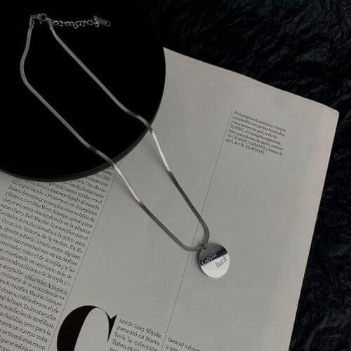 Vsnow Fashion Metal Letter Coin Medallion Pendant Necklace Minimalist Titanium Steel Geometrical Necklace Jewellery Accessories